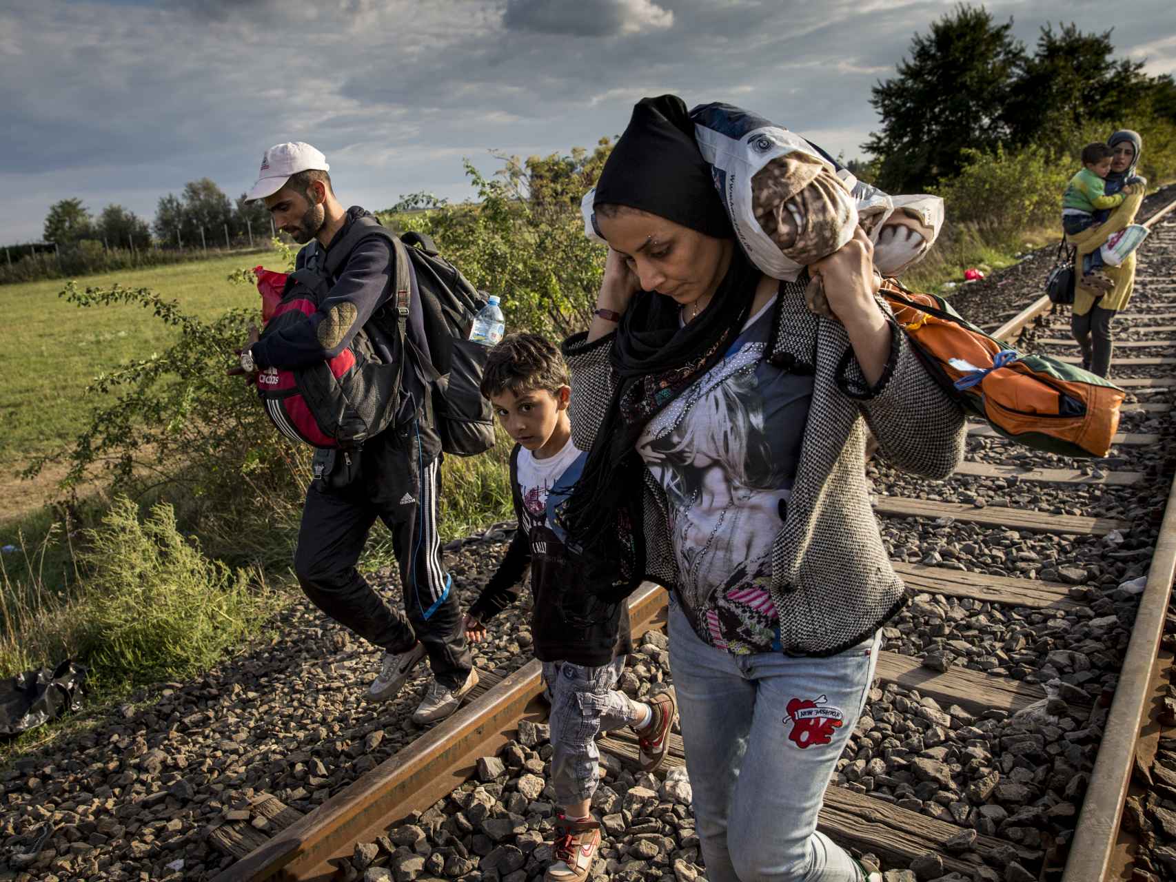 Los refugiados caminaban por las vías del tren desde Serbia hacia Hungría a principios de septiembre.