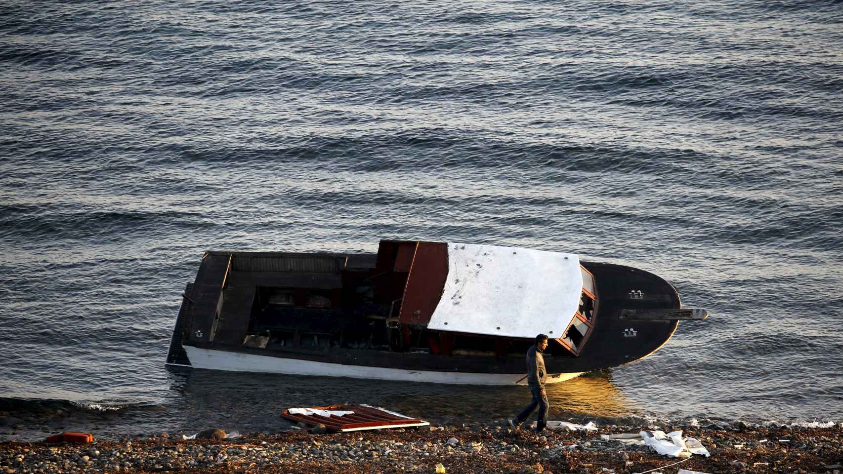 Una patera permanece abandonada en la orilla de la isla griega de Lesbos.