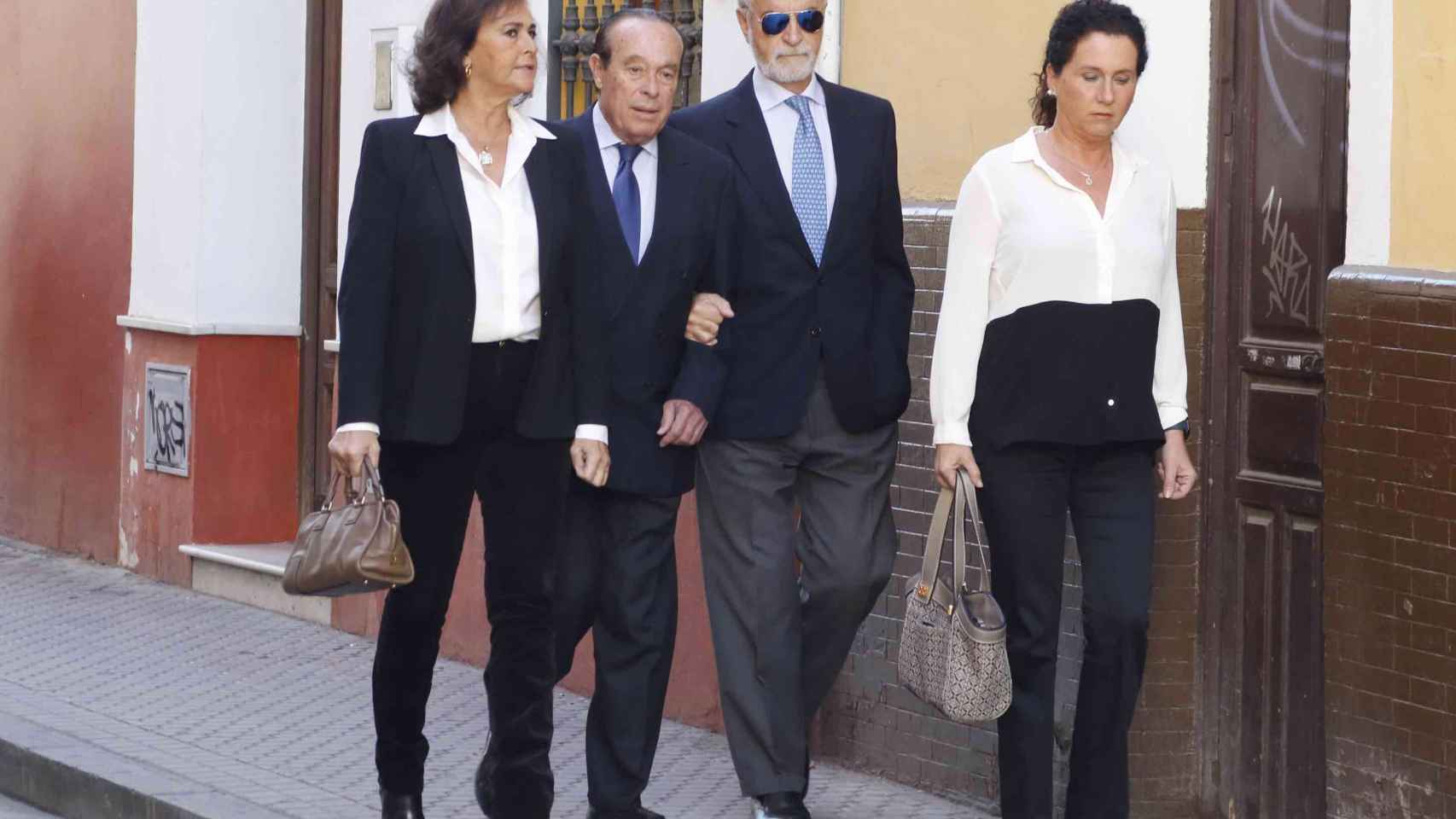 Carmen Tello y Curro Romero no han fallado al funeral