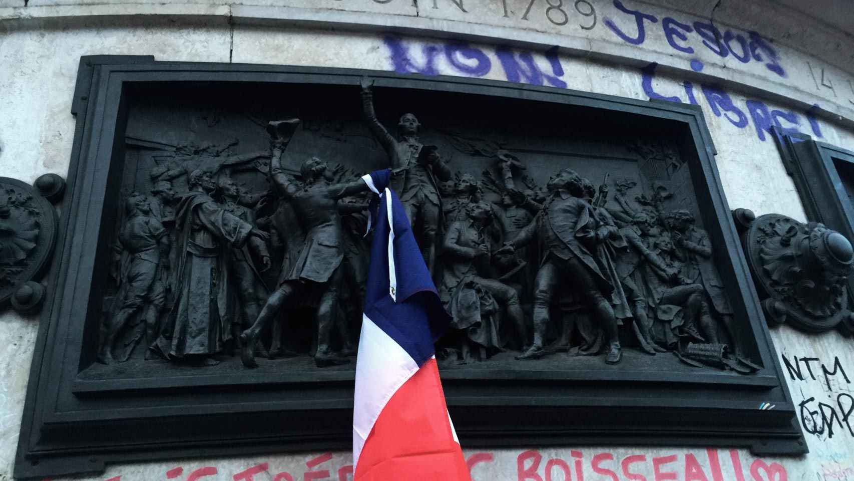Bajorrelieve de Léopold Morice en la Place de la République.