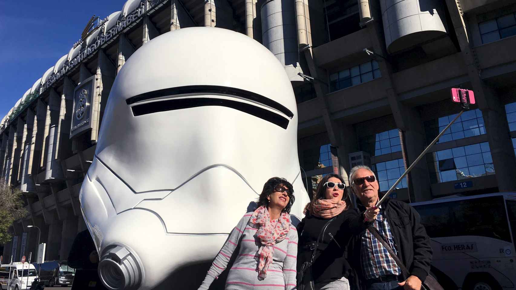 Los turistas se fotografían frente a un busto de Star Wars frente al Bernabéu.