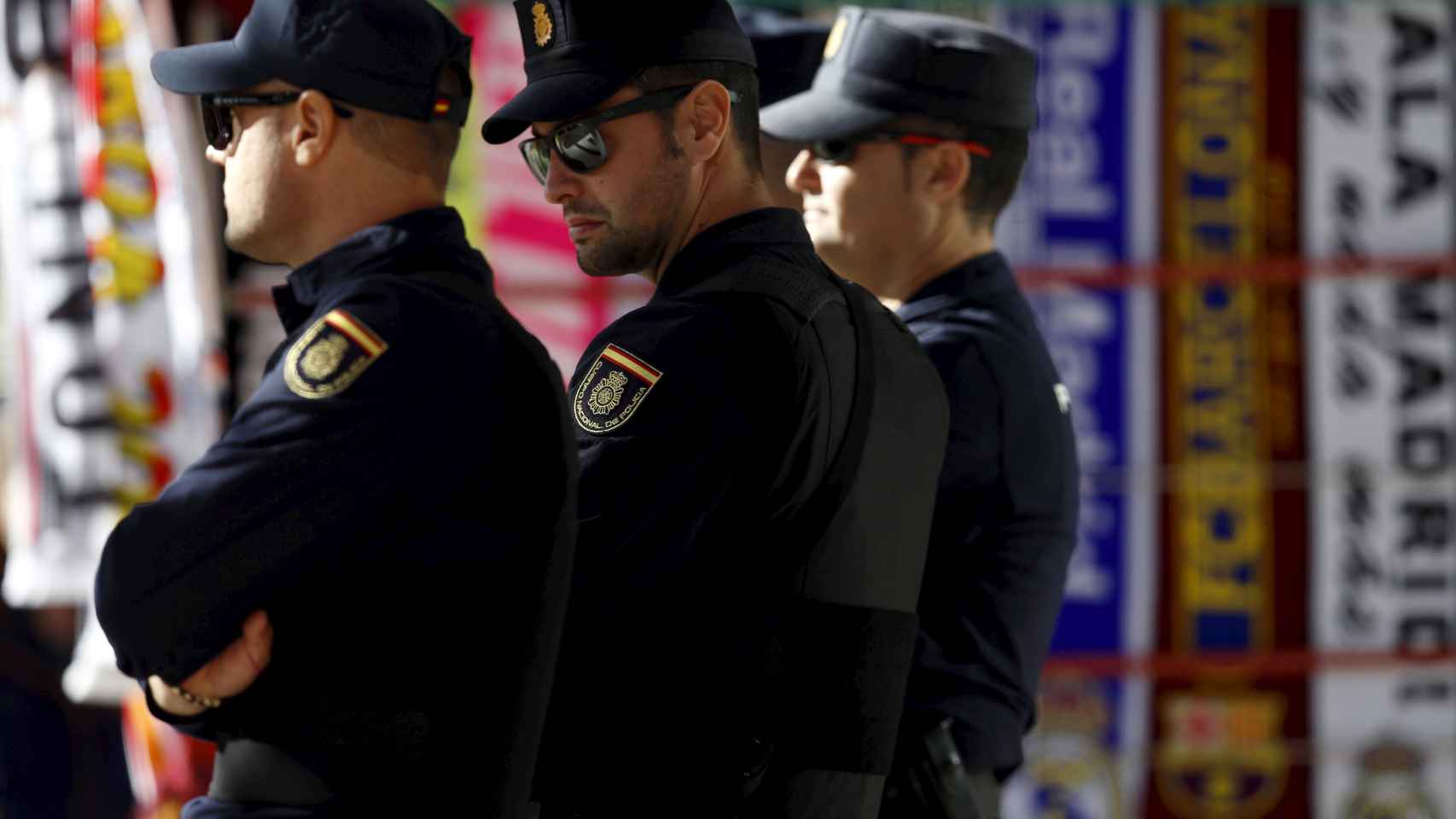 La Policía Nacional vigila junto a un estadio de fútbol.