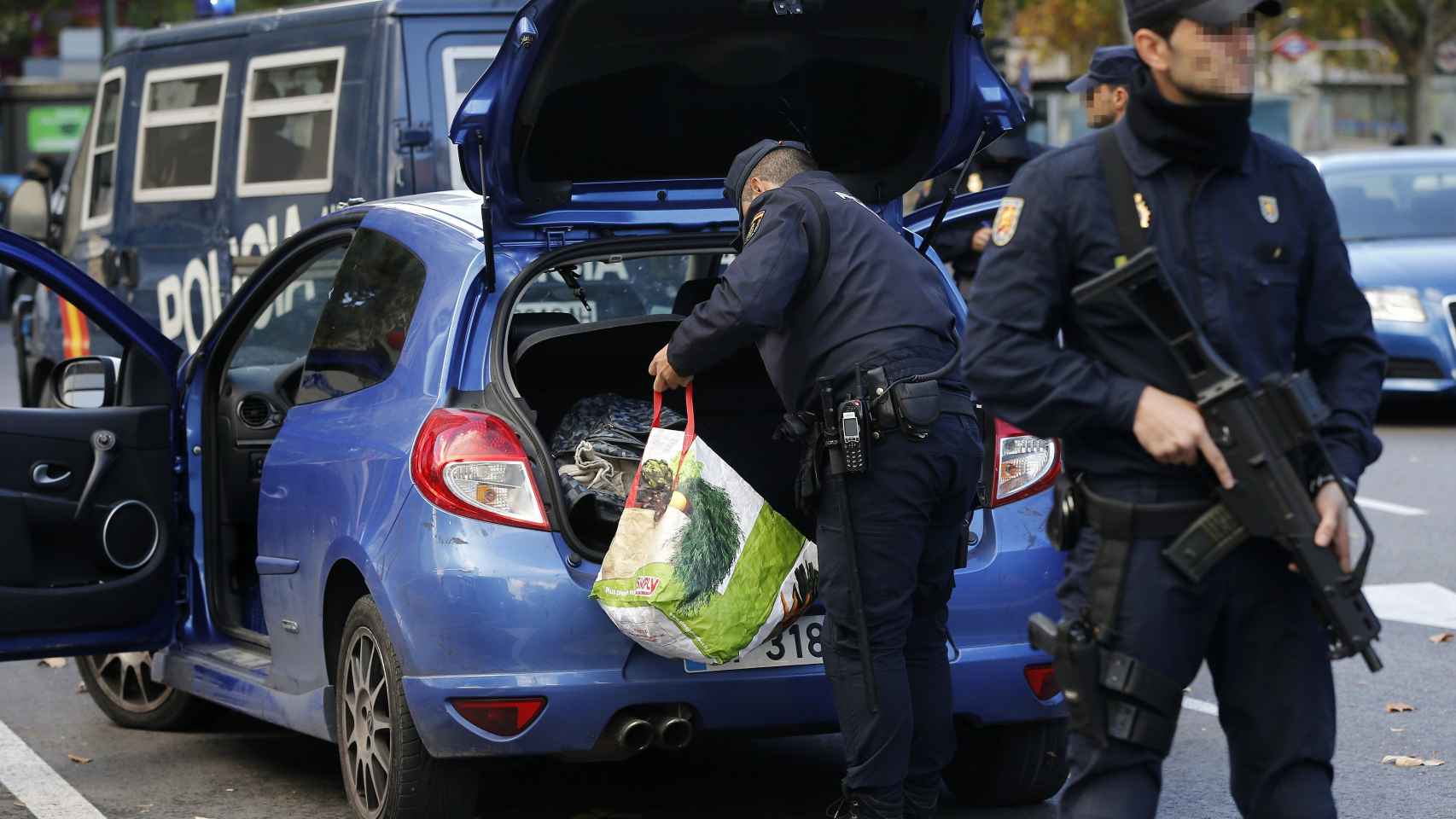 La Policía registra un vehículo en los aledaños del Santiago Bernabéu.