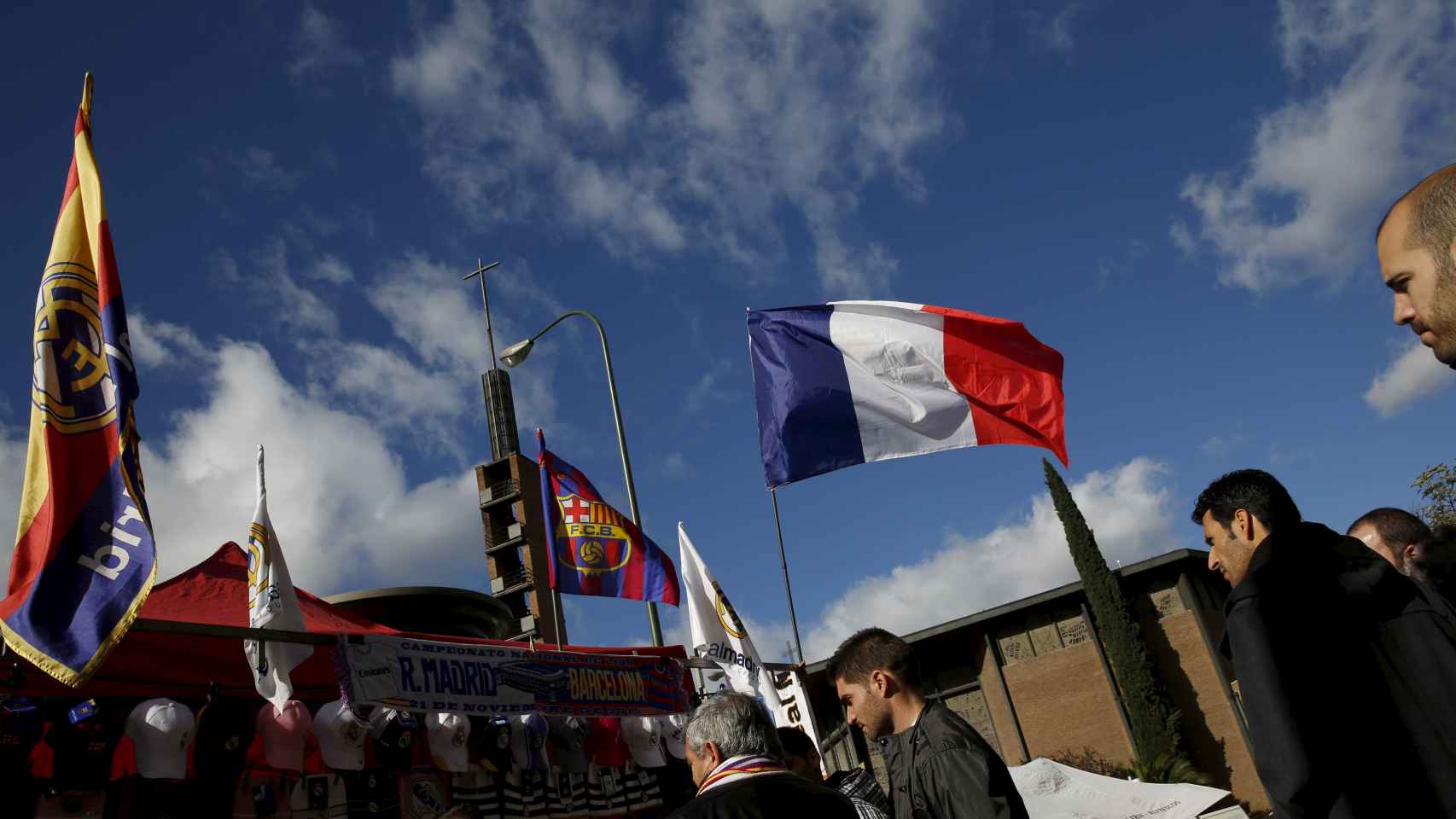 La bandera francesa ondea en uno de los puestos colocados junto al estadio.
