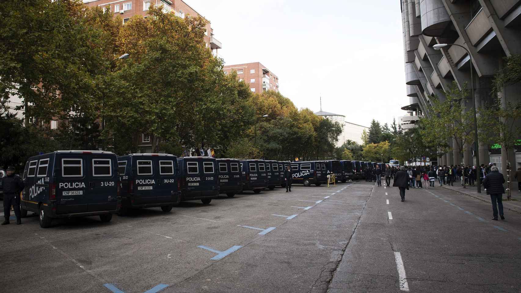Los vehículos blindados de la Policía Nacional junto al Santiago Bernabéu.