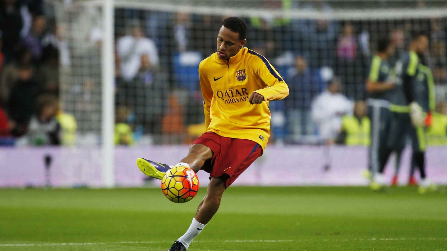 Neymar calienta sobre el césped del Bernabéu antes del encuentro.