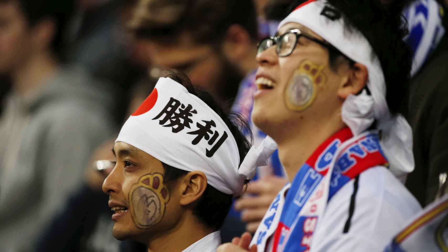 Una pareja de fans asiáticos del Real Madrid antes del partido.