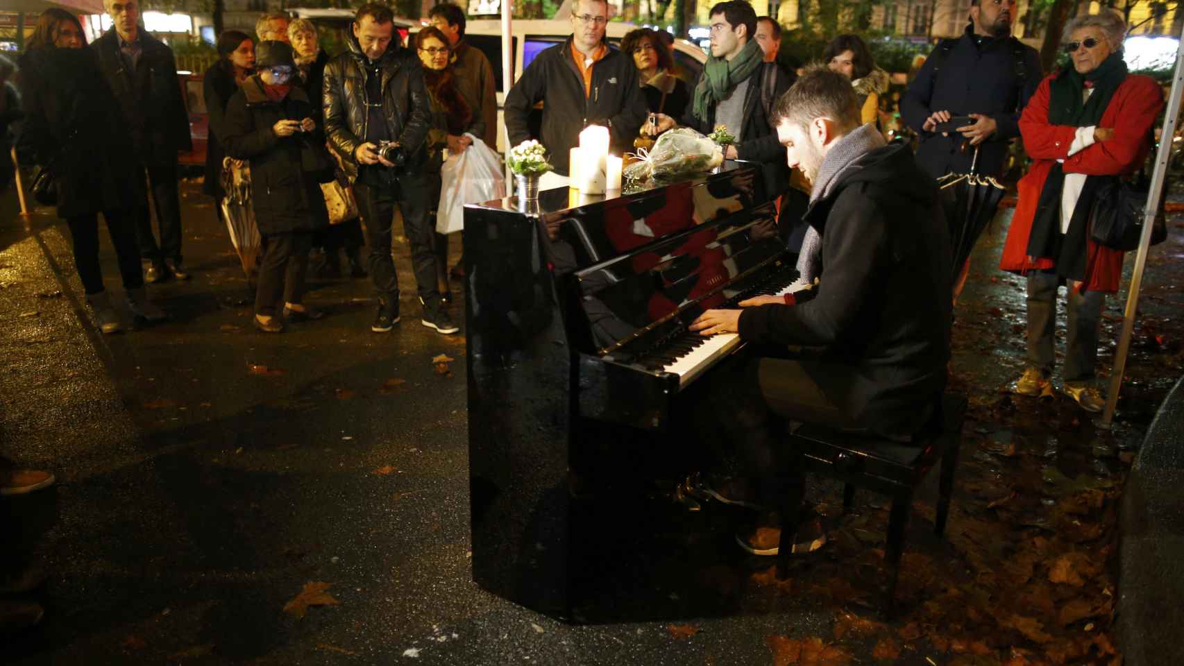 Un pianista rinde tributo a las víctimas con su música cerca de Bataclan