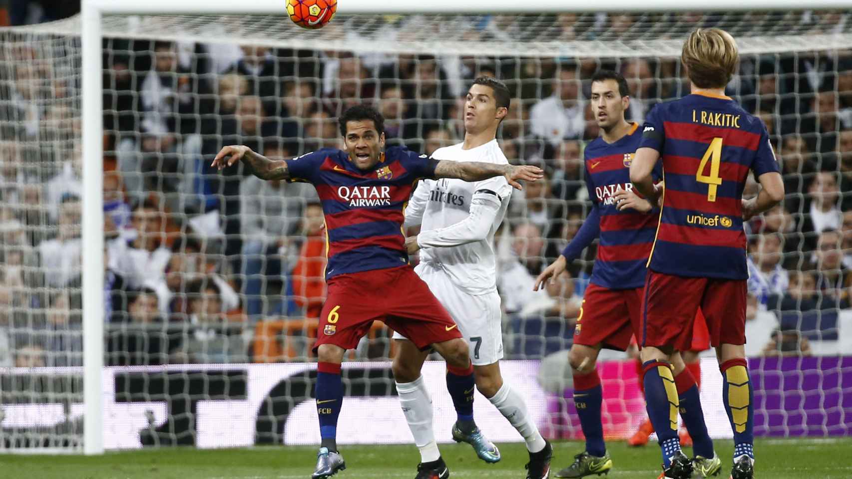 Dani Alves pelea por el balón ante Cristiano Ronaldo durante el partido.