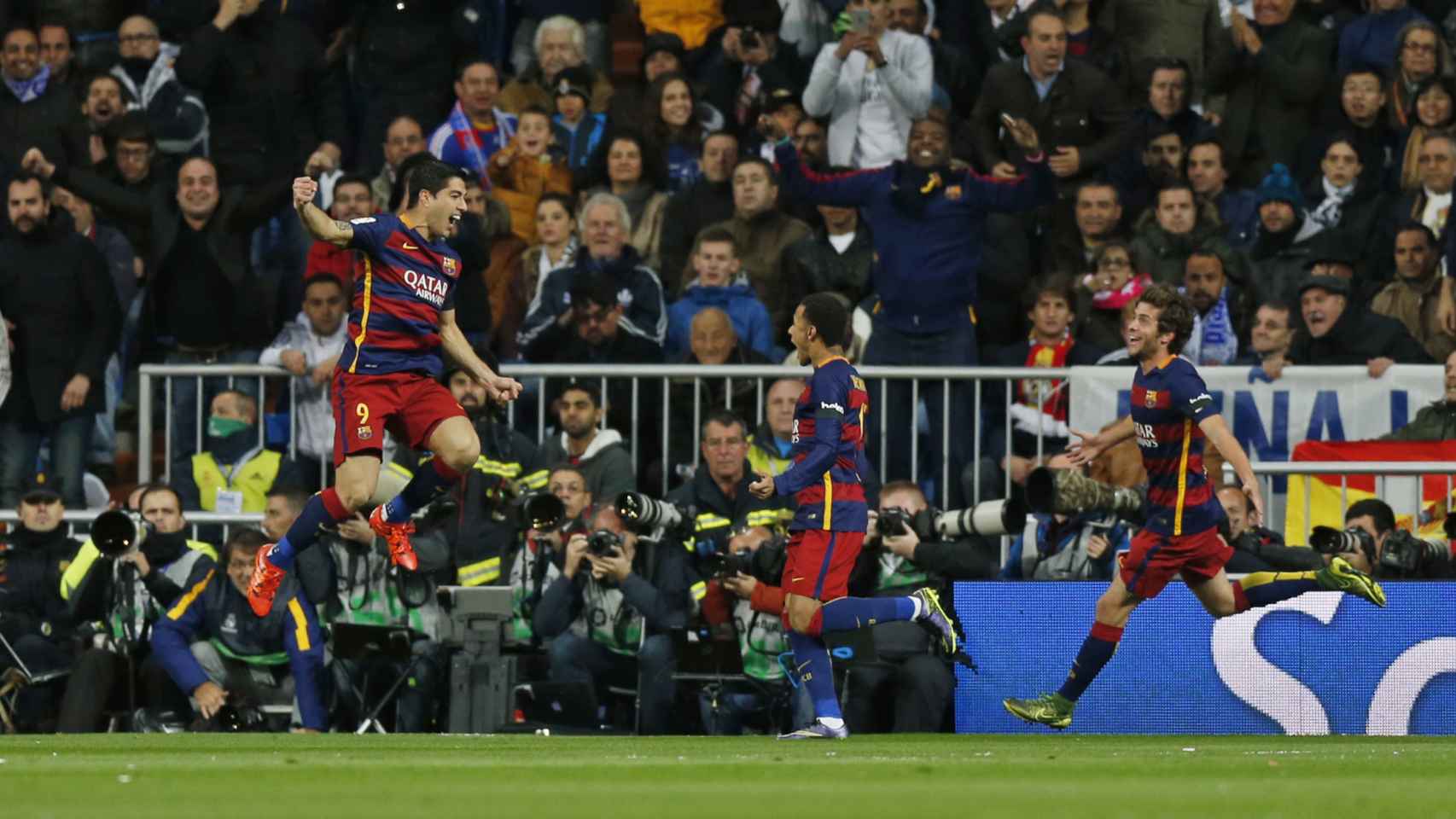 Luis Suárez celebra el primer gol del Barça junto con Neymar y Sergi Roberto.