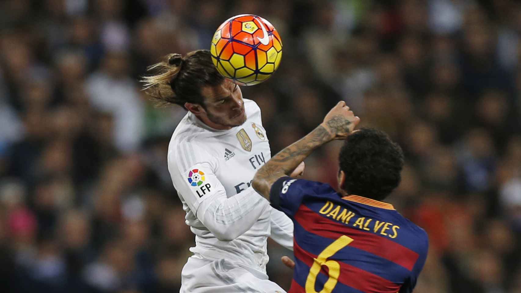 Bale cabecea un balón frente a Dani Alves.