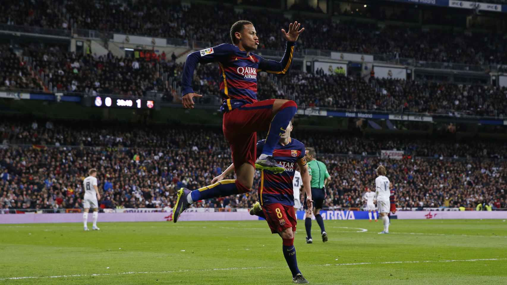 Neymar celebra el segundo gol del Barça en el Bernabéu.