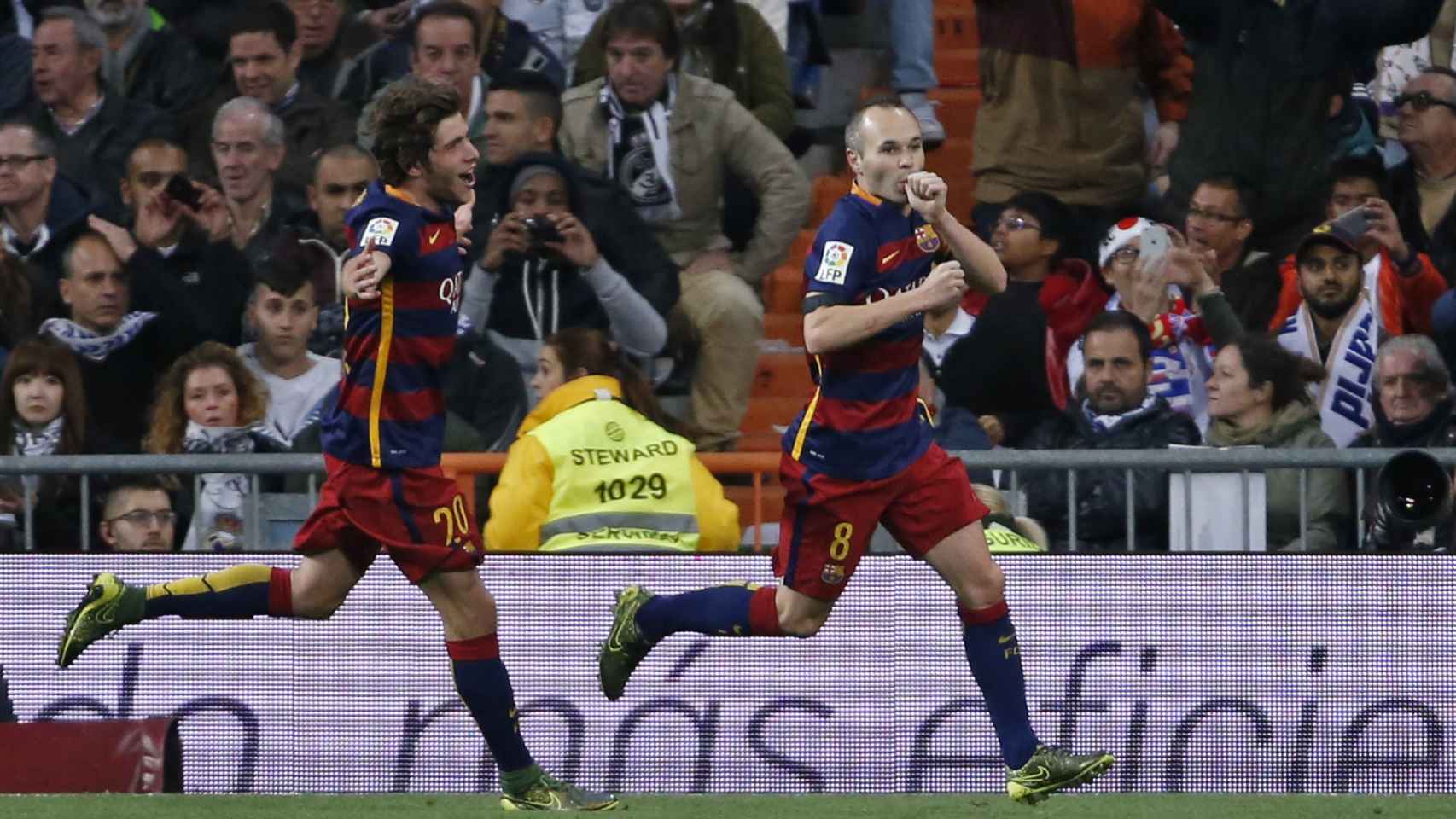 Andrés Iniesta y Sergi Roberto celebran el tercer gol del Barça.