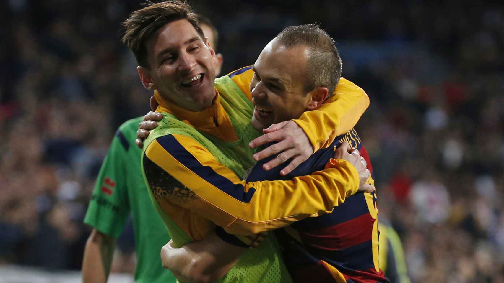 Leo Messi y Andrés Iniesta se abrazan tras el tercer gol azulgrana.