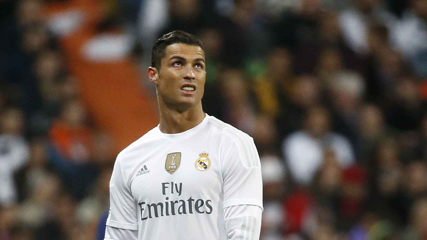 Cristiano Ronaldo con la mirada perdida durante el encuentro.