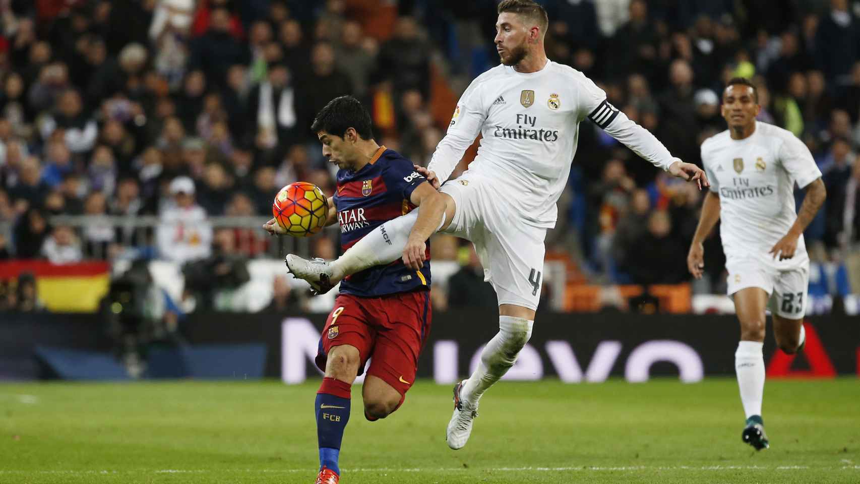 Sergio Ramos intenta despejar el balón frente a Luis Suárez.