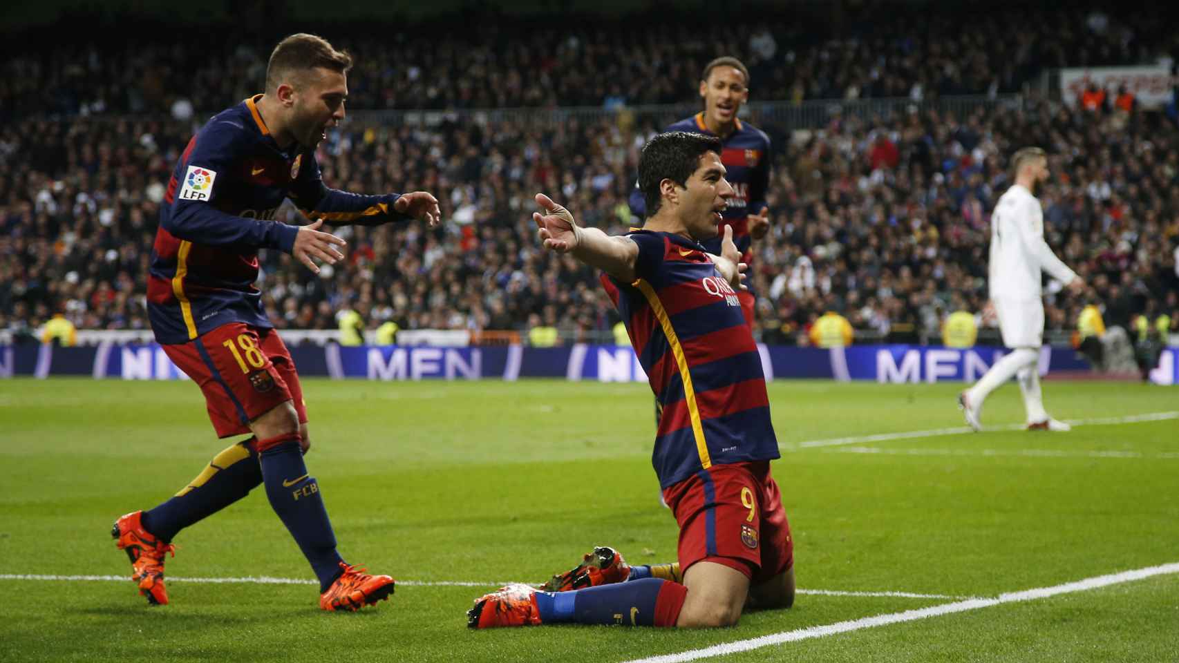 Luis Suárez celebra su segundo gol en el Bernabéu, cuarto del Barça.