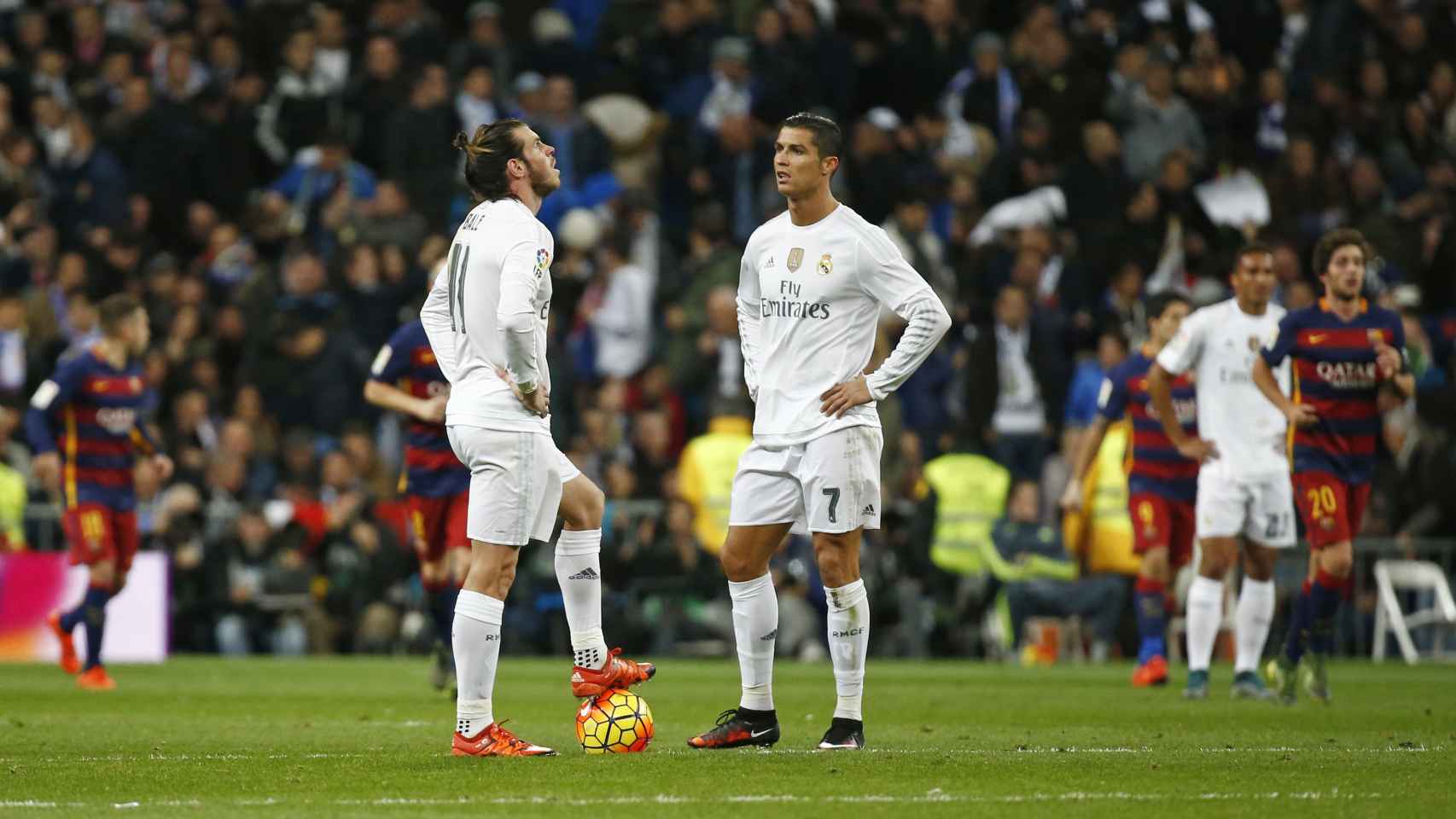 Cristiano Ronaldo y Gareth Bale se lamentan durante el partido.