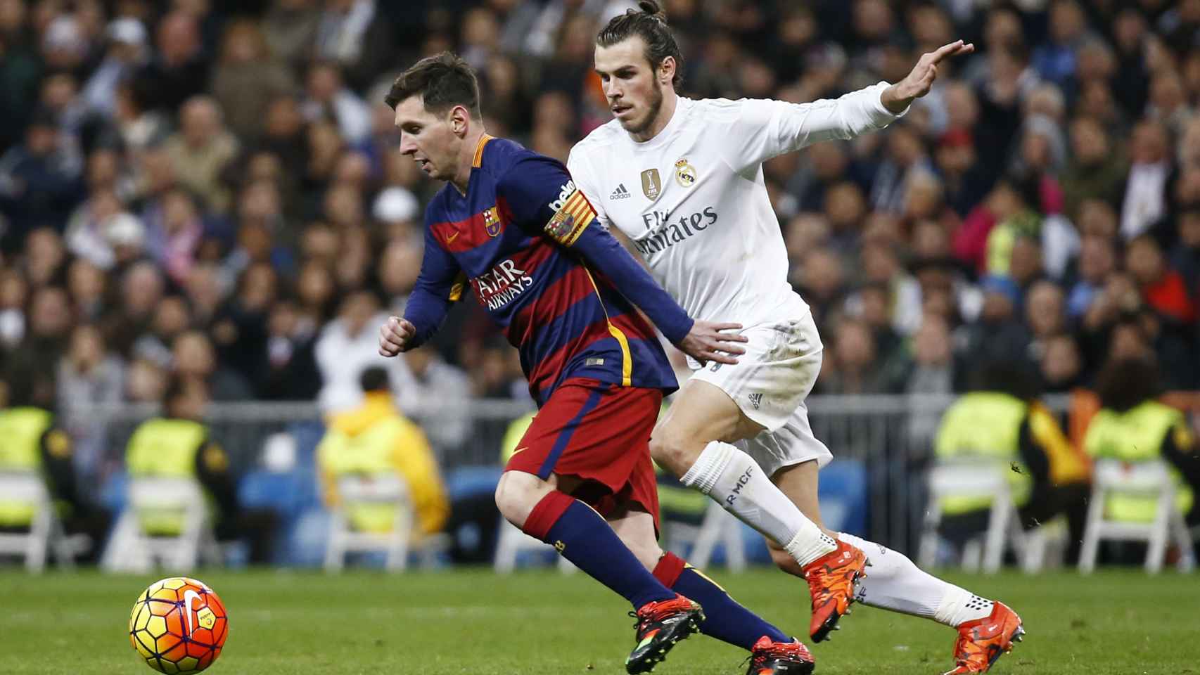 Leo Messi intenta zafarse de Gareth Bale durante el partido.