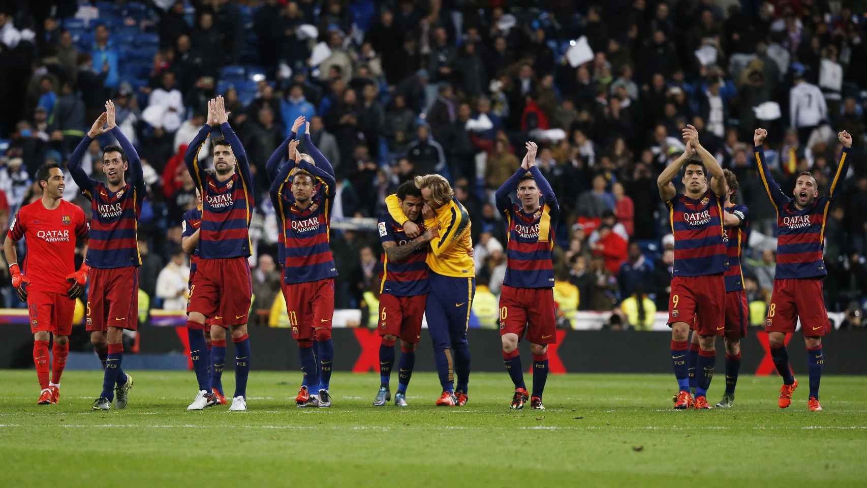 El Barça celebra su victoria frente al Real Madrid en el Santiago Bernabéu.