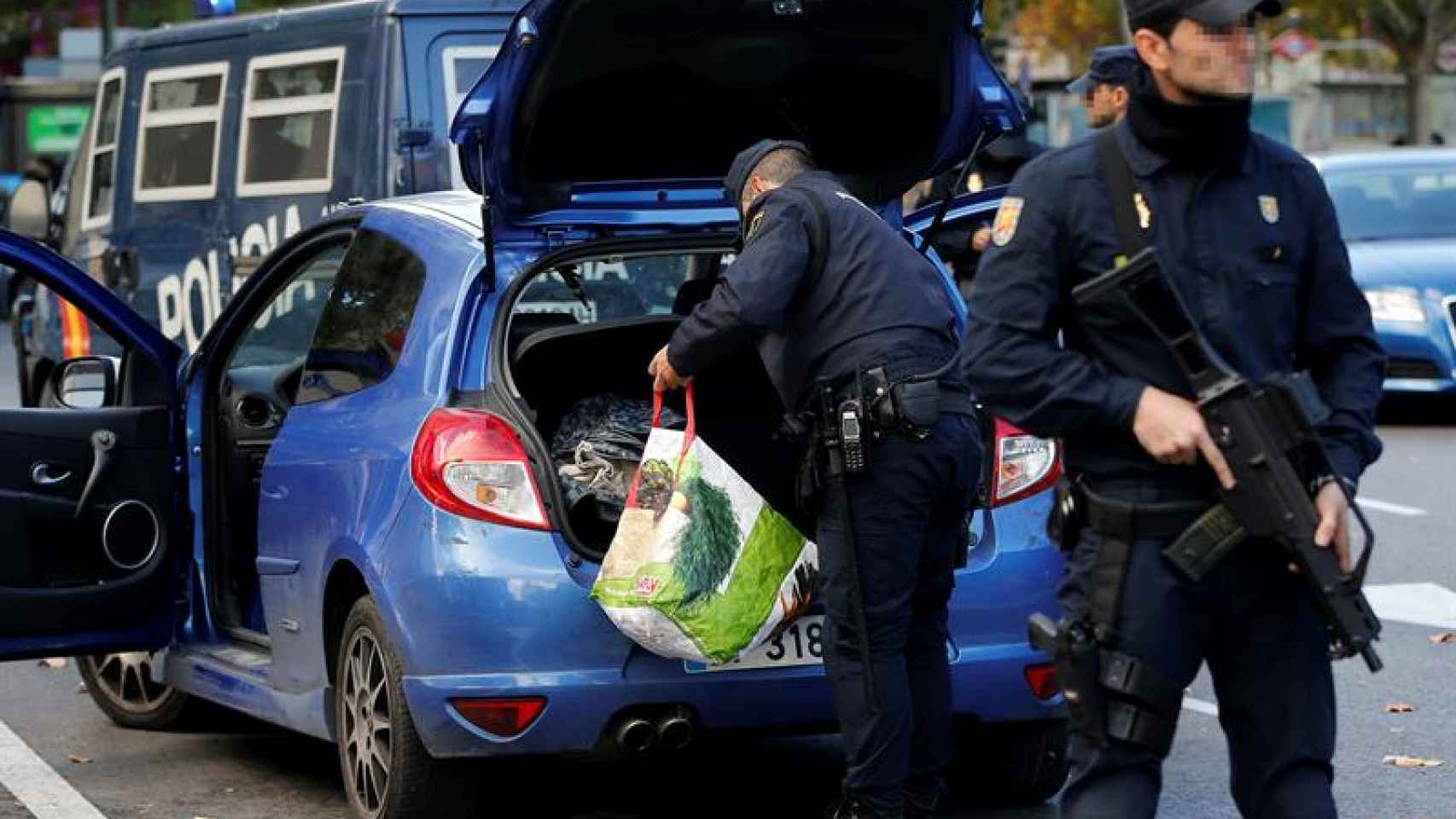 La policía registra un vehículo antes del partido. / EFE