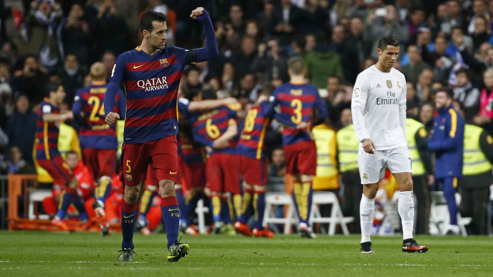 Busquets celebra el tercer gol del Barcelona junto a Cristiano Ronaldo.