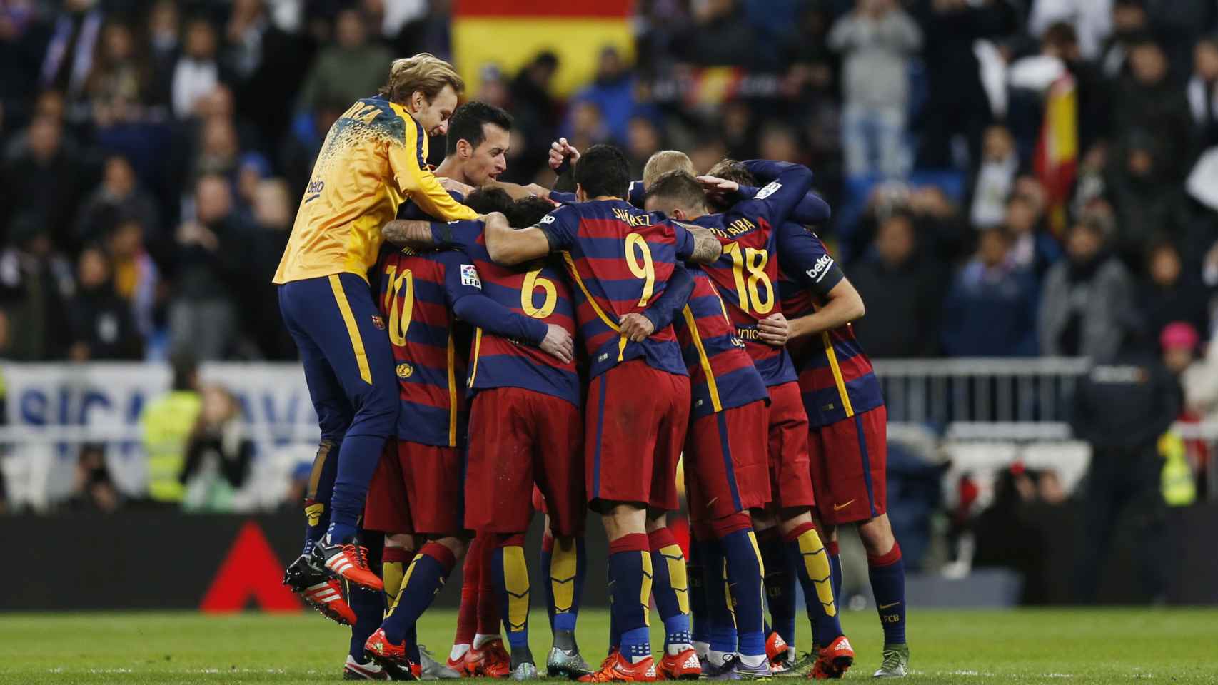 El Barcelona celebra la victoria. / Reuters