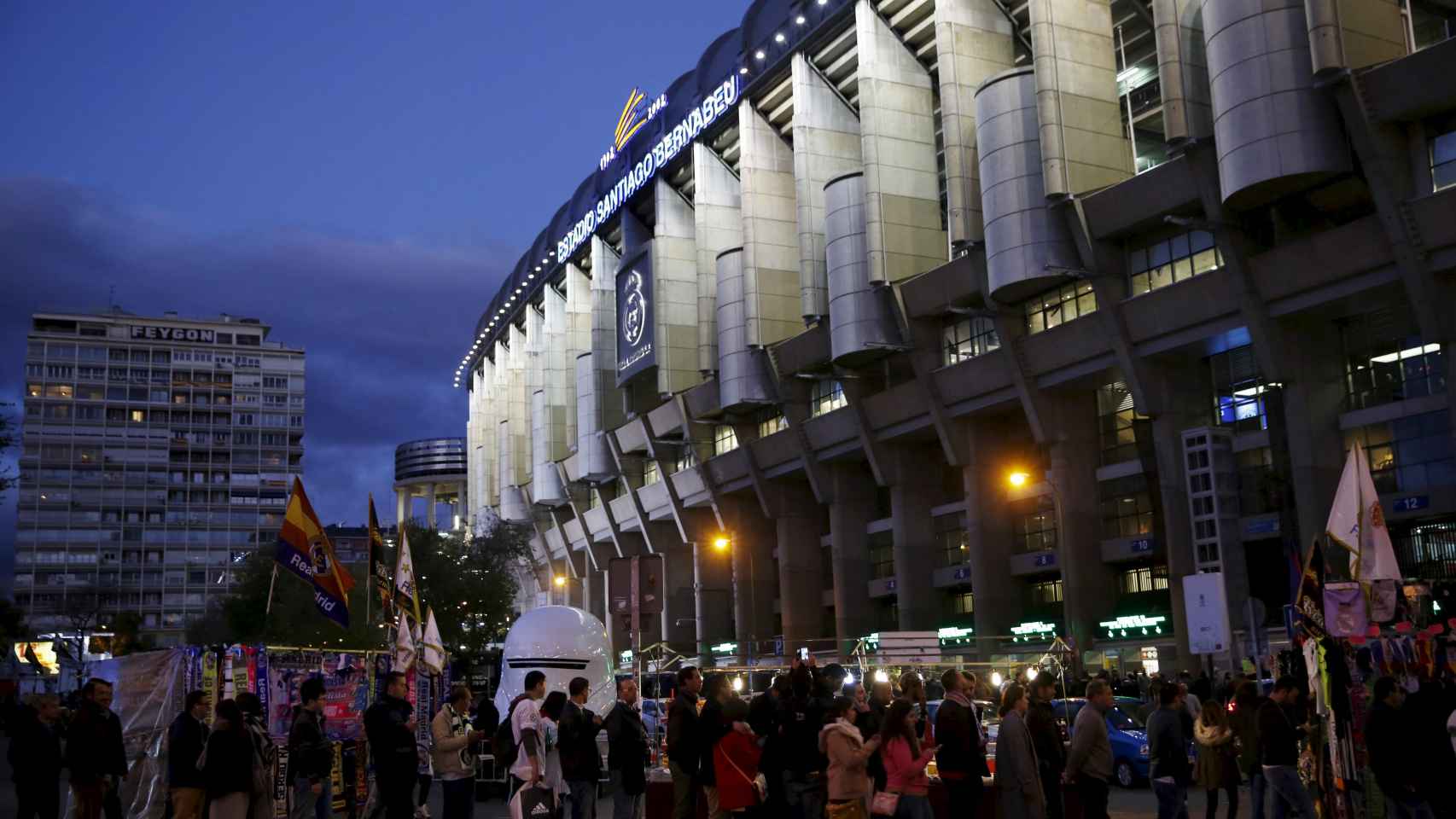 Colas a la entrada del Santiago Bernabéu. / Reuters