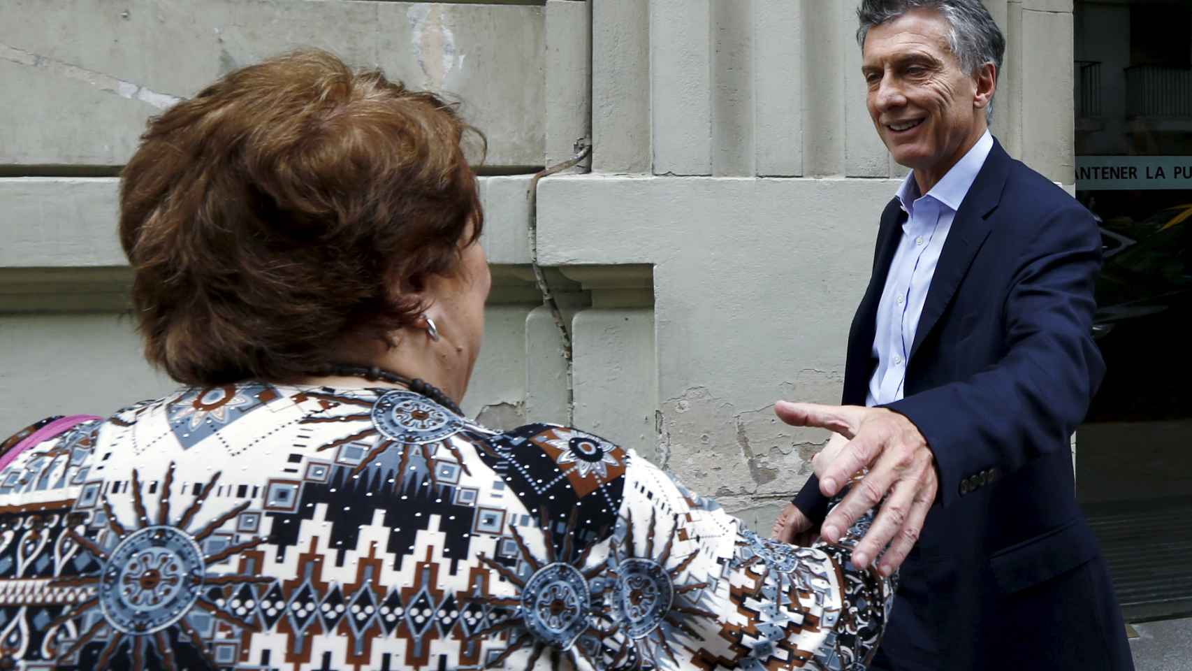 Macri saluda a una votante en Buenos Aires.