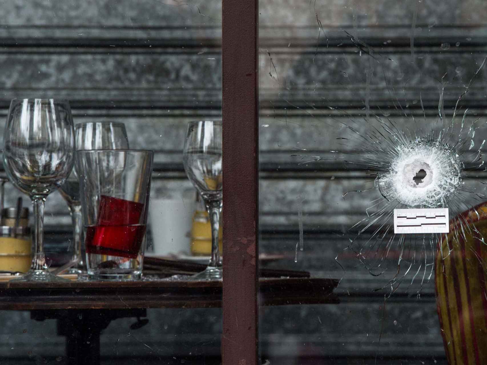 El impacto de una bala en el escaparate del Café Bonne Biére.