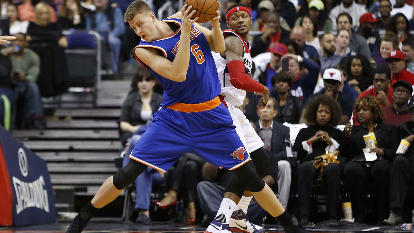 Porzingis intenta controlar el balón ante Bradley Beal en el Knicks-Wizards.