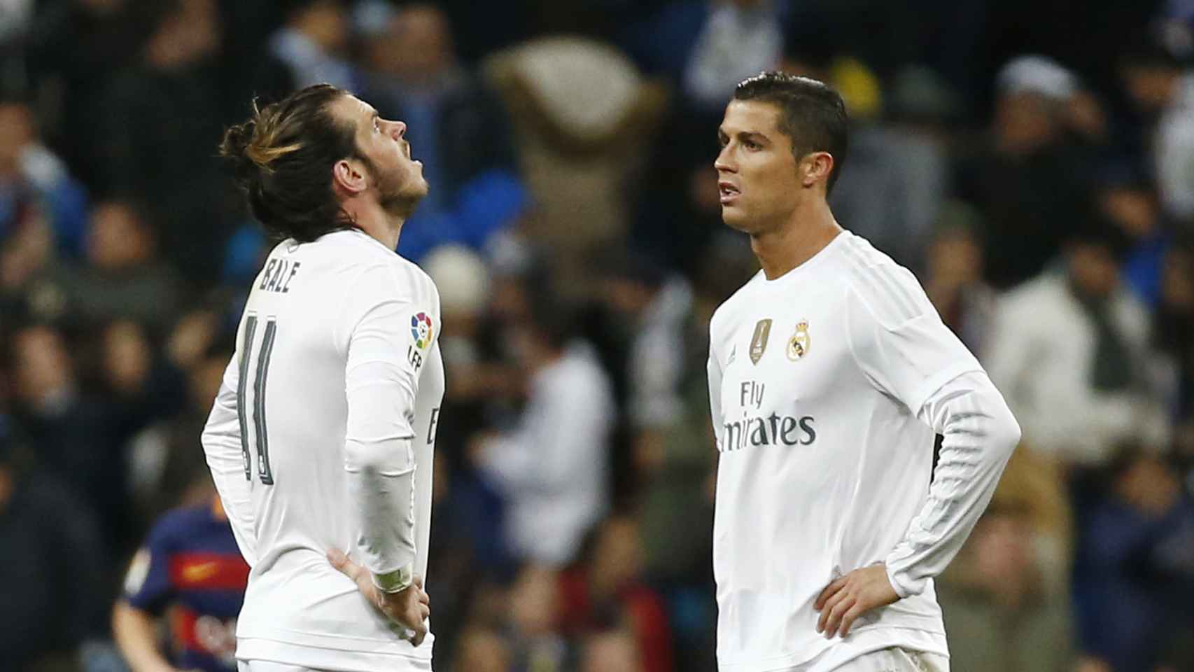 Gareth Bale y Cristiano Ronaldo se lamentan durante el Clásico.