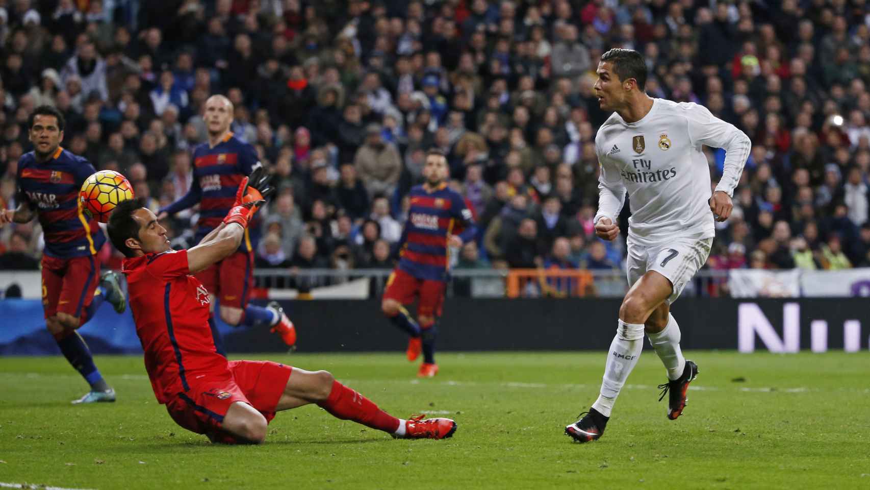 Claudio Bravo detiene un balón ante Cristiano Ronaldo.