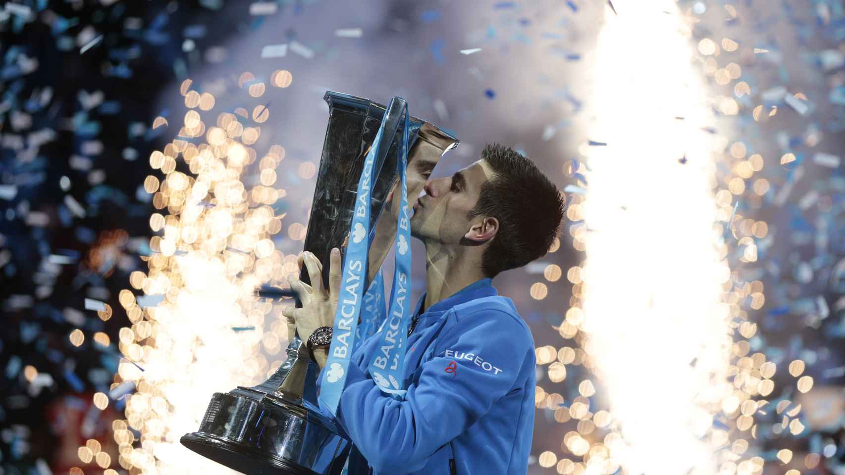 Djokovic celebra su victoria con el trofeo.