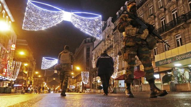 Soldados y policías patrullan en el centro de Bruselas