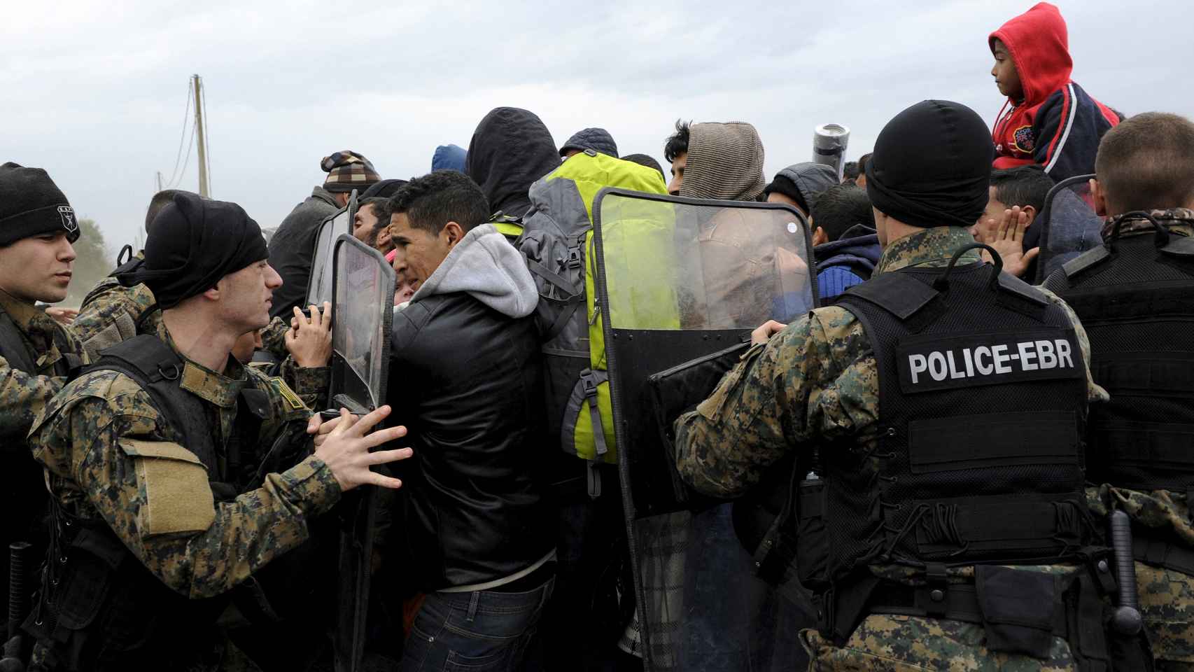Numerosos refugiados llegan a la UE a través de la isla griega de Lesbos.