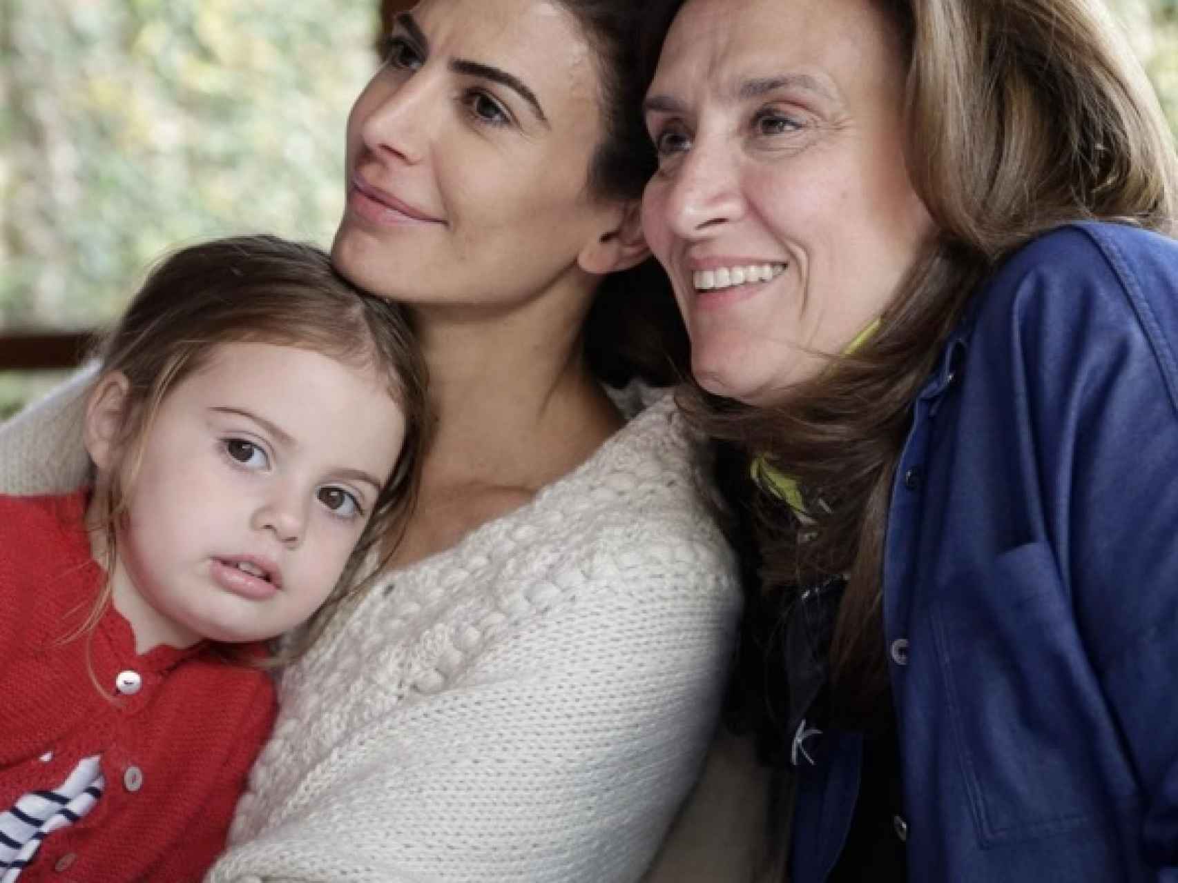 Juliana con su hija Antonia y la vicepresidenta del país, Gabriela Michetti