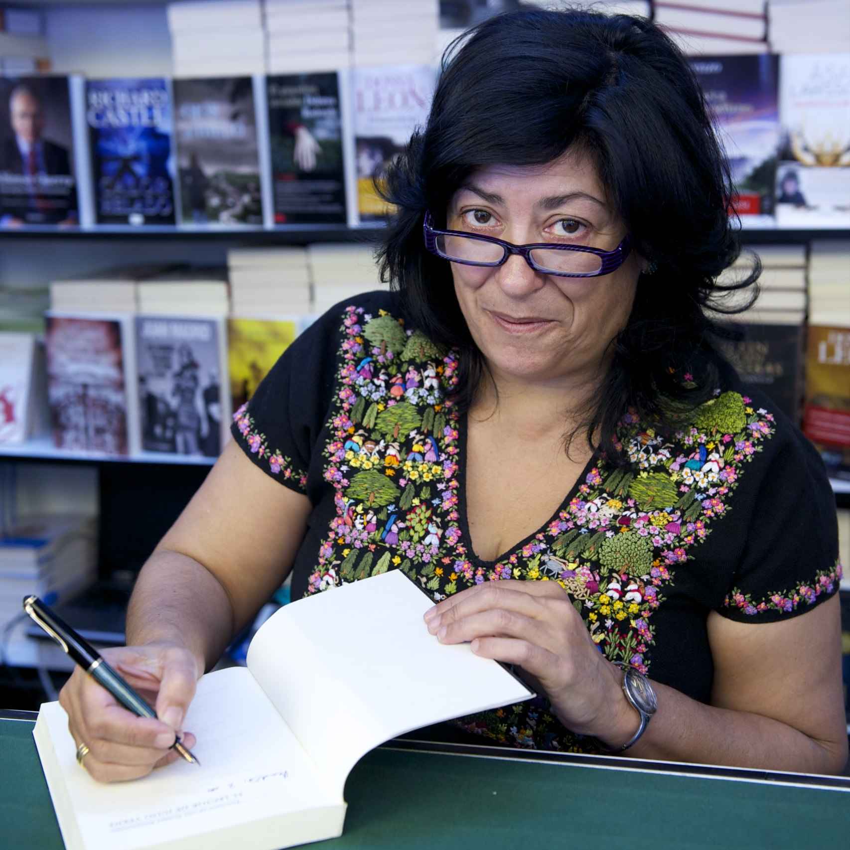 Almudena Grandes, firmando uno de sus libros.