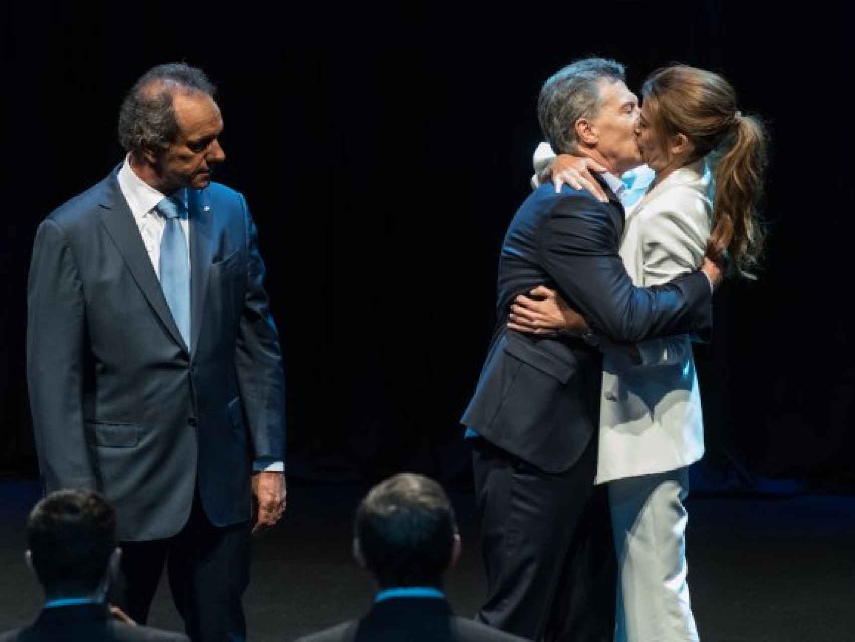 Juliana le dio un efusivo beso a su marido tras el debate