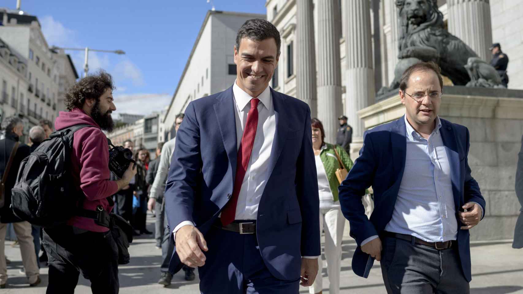 Pedro Sánchez, al lado del Congreso de los Diputados este mes de octubre.
