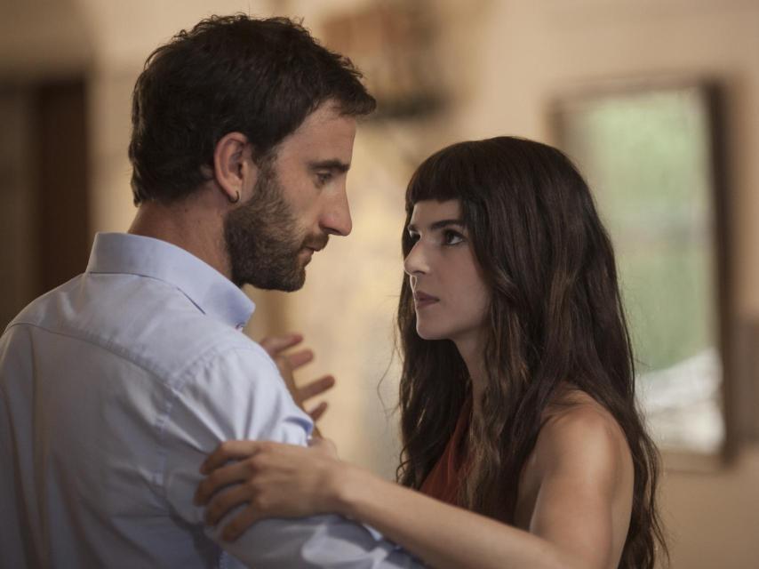 Dani Rovira y Clara Lago, en una escena de Ocho apellidos catalanes