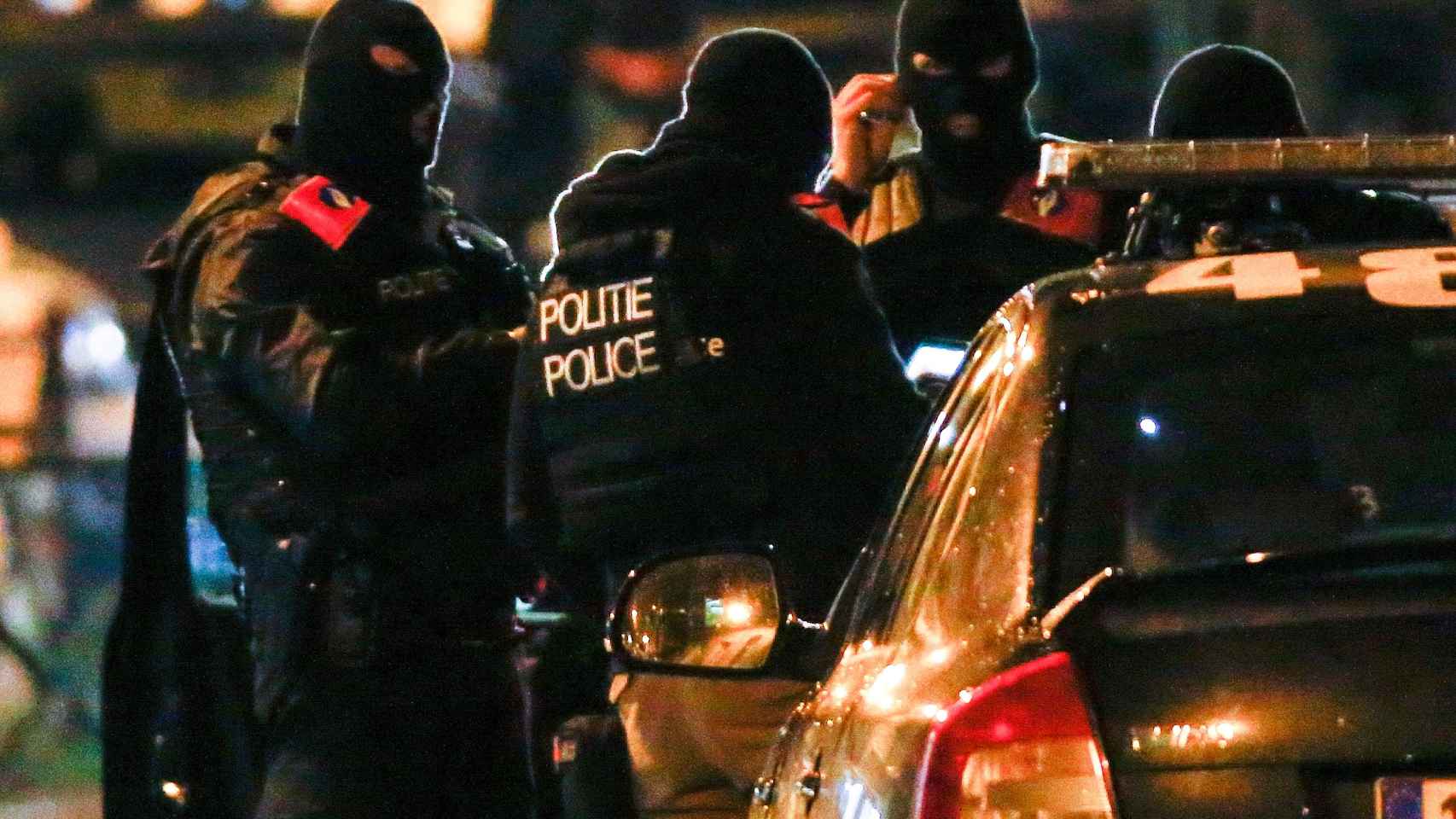 La policía belga, durante las redadas en el barrio bruselense de Molenbeek