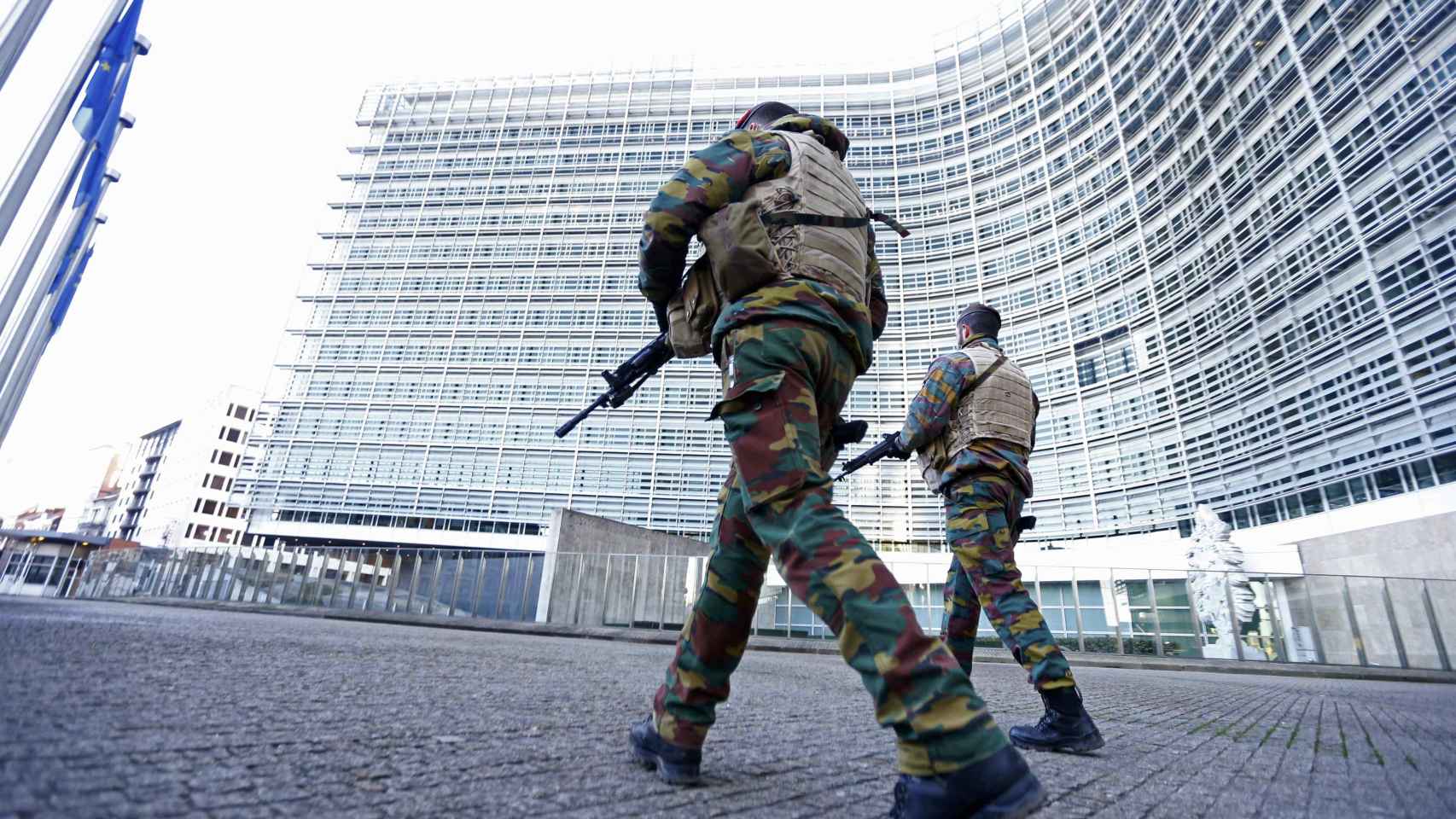 Soldados belgas patrullan a las puertas de la sede de la Comisión Europea.