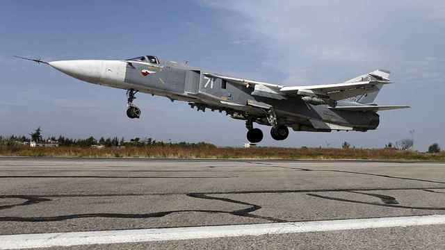Un cazabombardero Sukhoi Su-24 despega de la base de Latakia, en Siria.