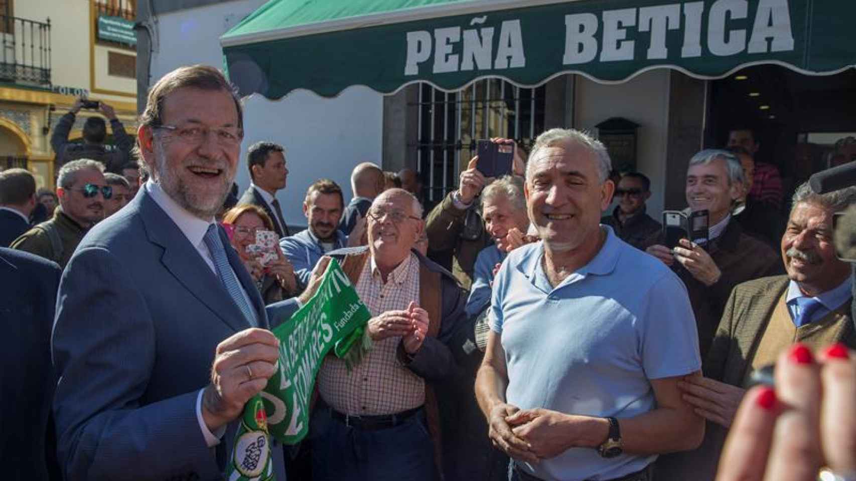 Rajoy, obsequiado con una bufanda del Real Betis en Tomares