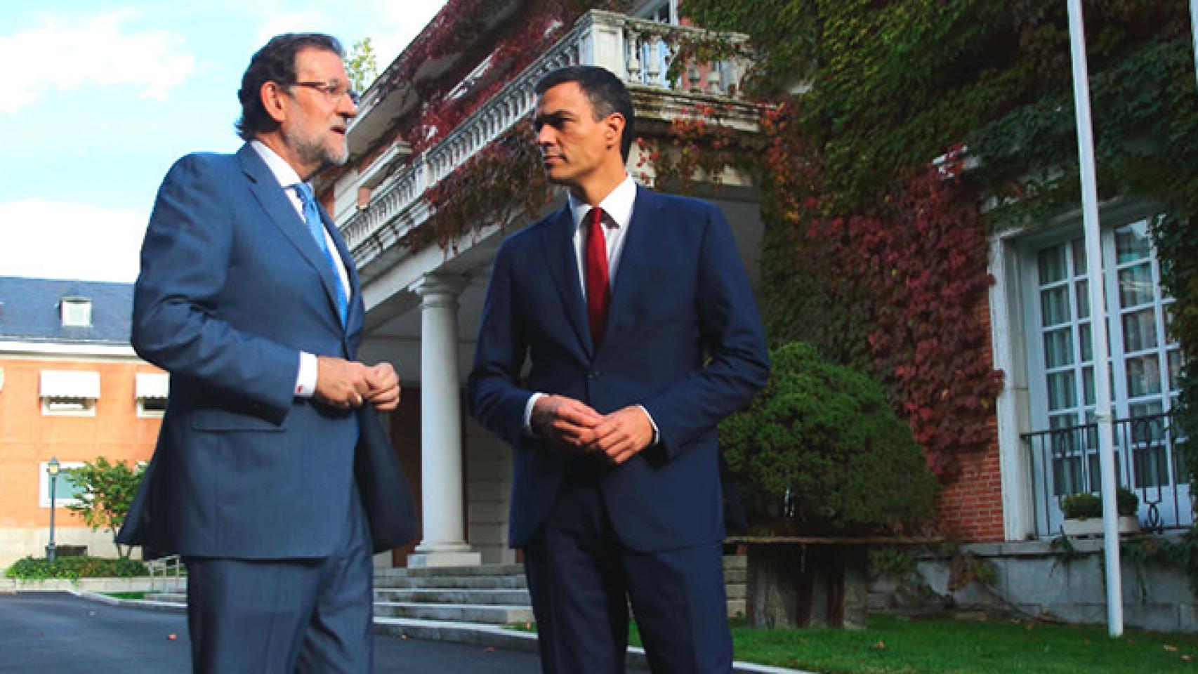 Mariano Rajoy y Pedro Sánchez en la entrada del Palacio de la Moncloa