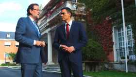 Mariano Rajoy y Pedro Sánchez en la entrada del Palacio de la Moncloa