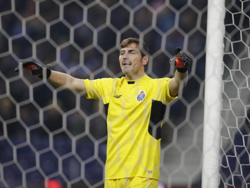 Casillas durante el partido en Oporto.