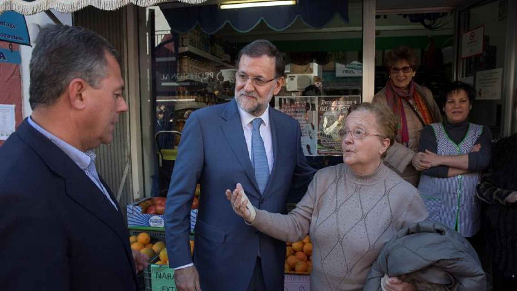 El jefe del Ejecutivo, Mariano Rajoy, conversa con los vecinos de Tomares (Sevilla)
