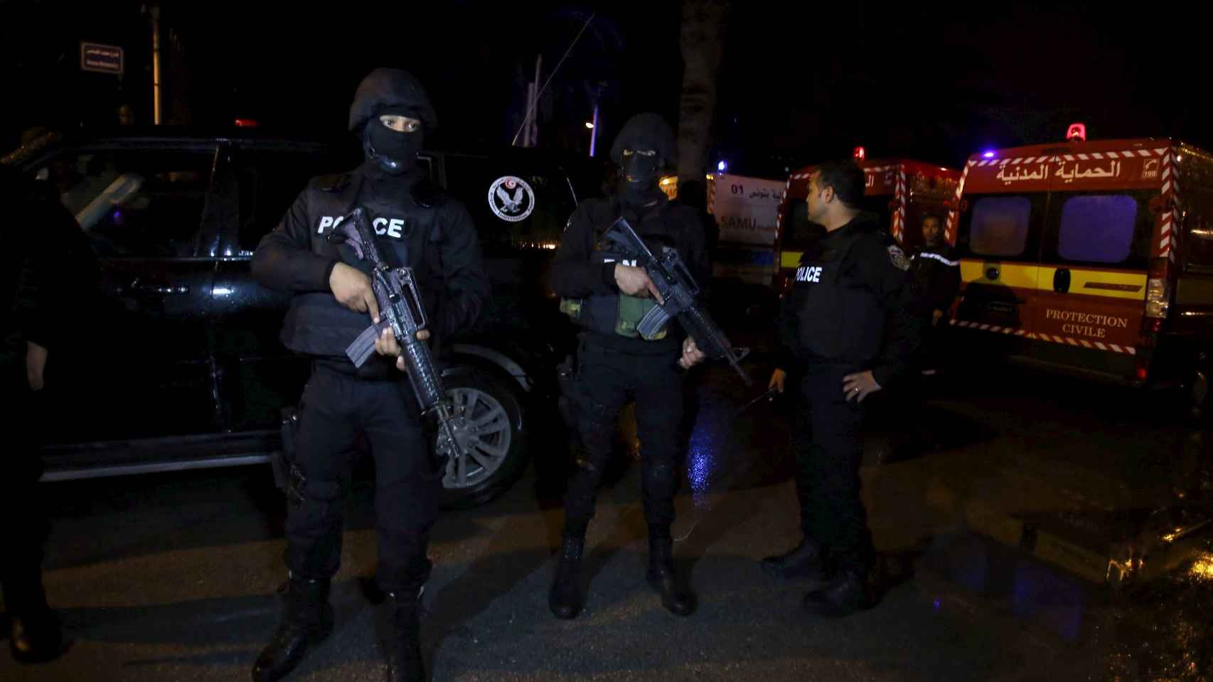 Agentes de Policía cerca del lugar del atentado en Túnez.
